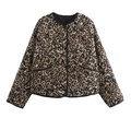 Dettaglio della giacca trapuntata con stampa leopardata con scollo tondo e bordo nero - XS / Stampa leopardata