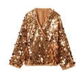 Détail du haut cache-cœur à paillettes dorées montrant le tissu brillant et le lien en soie - Or