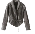 Detail der grauen Wildlederimitat-Jacke mit Schnürung an der Schulter und Taillenband - Grau