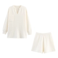 Ensemble en maille crème minimaliste avec pull col V à poche et short à taille haute - S / Blanc Cassé