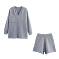 Ensemble chic en tricot gris avec pull à col en V et short à taille haute assorti - S / Gris