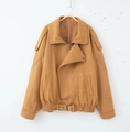 Details einer gelben Wildlederimitat-Bikerjacke mit Revers, Reißverschluss und Gürtel - S / Khaki