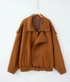 Detail der karamellfarbenen Bikerjacke aus Wildlederimitat mit schrägem Reißverschluss - S / Bernstein