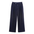Detail der High-Waist-Jeans mit weitem Bein in Dunkelblau mit Falten und einem Metallknopf - Dunkelblaue Denim Weite Hose