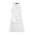 Détail de la robe blanche sans manches à décolleté en V profond avec boutons dorés - Blanc