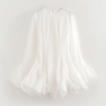 Elegante abito bianco a maniche lunghe con orlo a balze e scollo rotondo minimalista - S / Bianco