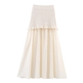 Primer plano de falda larga plisada blanco crema con borde de punto con volantes - S / Bottoms / Beige