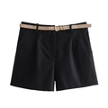 Dettaglio di pantaloncini neri a vita alta con cintura sottile beige e fibbia dorata - XS / Nero