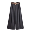 Détail du pantalon large noir à taille haute avec ceinture marron et boucle dorée - Noir