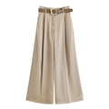 Détail d'un pantalon large kaki à taille haute avec ceinture marron et boucle en métal doré - Kaki