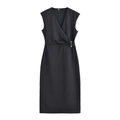 Détail du col en V et de la boucle dorée sur cette robe noire sans manches moulante - Noir