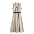 Elegante vestido midi sin mangas con cuello en V, ribete de contraste negro y cinturón - XS / Color Avena