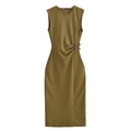 Elegante olijfgroene mouwloze jurk met tailleplooien en metalen gespen op wit - S / Olijfgroen