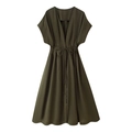 Détail d'une robe col V vert olive avec cordon de serrage et design plissé élégant - S / Vert olive
