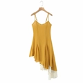 Detail des gelben und weißen asymmetrischen Fischschwanzsaums am ärmellosen Chiffonkleid - Leuchtend Gelb