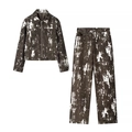 Dettaglio completo di set streetwear marrone scuro con stampa effetto marmo bianco - Top E Pantaloni