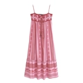 Detail van roze boho-maxijurk met rood borduursel en nekbandjes met kwastjes eraan - XS / Gedrukte Versie