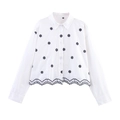 Dettaglio camicia bianca con ricamo floreale nero e orlo a festone in pizzo raffinato - XS / Bianco