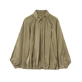 Detalle de chaqueta bomber satinada plisada verde oliva con media cremallera y mangas globo - S / verde oliva