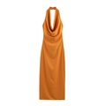Detail van de watervalhals en satijnen stoftextuur op deze amber oranje midi-jurk - XS / Barnsteen Oranje