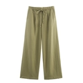 Dettaglio della vita alta elastica con coulisse sui pantaloni larghi verde oliva - XS / verde oliva