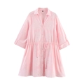 Vue détaillée d'une mini robe rose avec broderie évidée et cordon de serrage à la taille - XS / Rose
