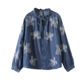 Détail de broderie florale sur chemise en denim bleu avec col à volants et lien - M / Bleu foncé