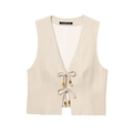 Dettaglio gilet in lino beige con scollo a V e lacci decorati con perline di legno - XS / Gilet