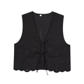 Dettaglio del ricamo floreale e dell'orlo smerlato sul gilet nero da donna - XS / Nero