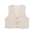 Dettaglio del ricamo floreale traforato e chiusura con lacci su gilet beige - XS / Bianco Sporco