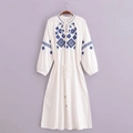 Detalle del bordado floral geométrico azul en un vestido bohemio blanco - S / Color de la imagen (Blanco)