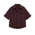 Détail d'une chemise bordeaux à manches courtes avec col en V et poches avant à rabat - XS / Rouge Vin Foncé