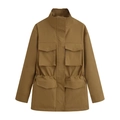 Détail d'une veste utilitaire kaki avec col montant et quatre poches à rabat - XS / Kaki