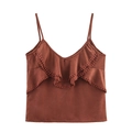 Nahaufnahme des braunen V-Ausschnitt-Tops mit Rüschen und kleinen Bommel-Verzierungen - XS / Karamell