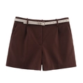 Détail de short taille haute marron foncé avec ceinture fine crème et boucle argentée - Café