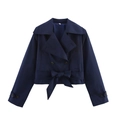 Detail van marineblauwe double-breasted trenchcoat met strikceintuur en mouwbandjes - S / Donkerblauw
