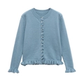 Détail du cardigan en maille bleu clair avec boutons blancs et bords à volants - Aqua