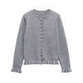 Détail du cardigan gris en maille avec bordures à volants et boutonnage simple sur le devant - Gris