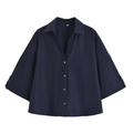 Detailweergave van marineblauw shirt met korte mouwen, houten knopen en brede omslag - XS / Tops / Marineblauw