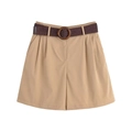 Detail van een kaki short met hoge taille, gevlochten riem en ronde houten gesp - XS / Bottoms / Khaki
