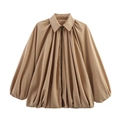 Detail der khakifarbenen Puffärmeljacke mit plissiertem Stoff und vorderem Metallreißverschluss - Khaki