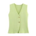 Detail van lichtgroene gebreide gilet met V-hals en decoratieve gouden cilinderknoppen - Groen Mouwloos / S