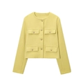 Dettaglio del tessuto della giacca in tweed con bottoni dorati e tasche applicate - Giallo
