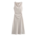 Detalle de vestido de satén champán con cuello desbocado y fruncido lateral elegante - XS / Nude