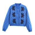 Détail de la veste matelassée bleue avec broderies florales et boutons-pression - Bleu