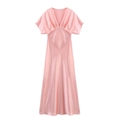Détail de la robe en satin rose montrant le décolleté en V et la texture lisse du tissu - Rose