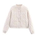 Détail du matelassage floral brodé et fermeture à boutons sur la veste d'hiver crème - Beige