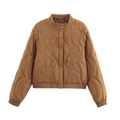 Détail de la veste matelassée marron avec col montant et broderies à motifs floraux - Marron