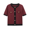 Kurzärmelige weinrote Strickjacke mit Goldknöpfen und schwarzem Kontrastrand - S / Rot mit schwarzem Rand