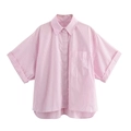 Dettaglio della camicia rosa a righe a maniche corte con spalle scese e colletto a bottoni - XS / Righe sottili rosa